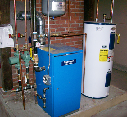 Газовый котел отопления установлен в подвальном помещении